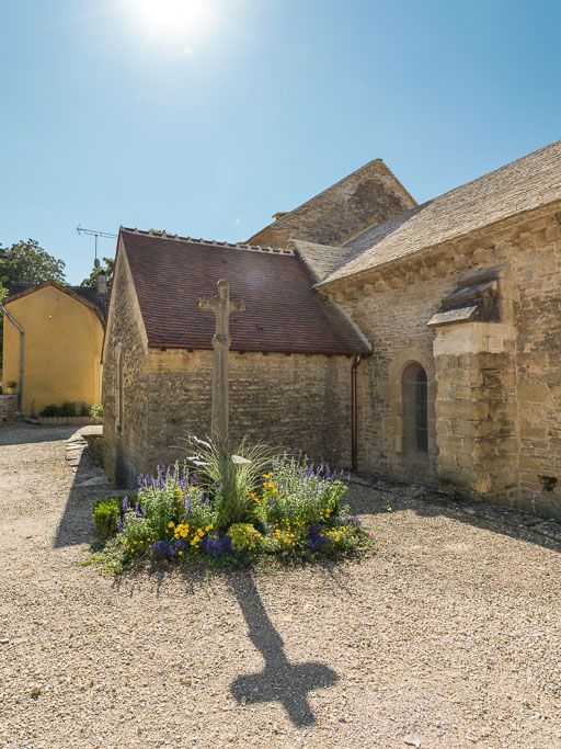 Croix monumentale et chapelle nord-est.