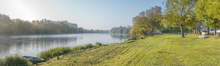 La Sâone à la hauteur de Tillenay (21), avec en arrière-plan le viaduc de l'A39.