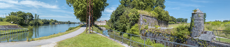 Le pont et les fortifications de la ville, depuis le chemin de halage. A droite, le contre-fossé longeant la dérivation d'Auxonne.