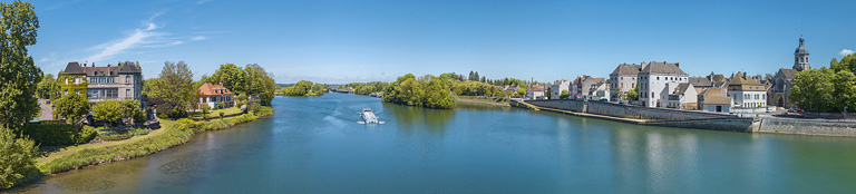 Panorama de la ville de Seurre, avec la Saône en axe médian. A droite, on peut voir les quais de Saône et l'église Saint-Martin. En arrière-plan, le site d'écluse de Seurre.