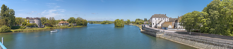Panorama de Seurre : au centre, la Saône et à droite, les quais et la ville.