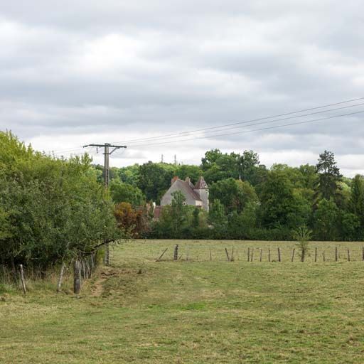 Le château vu de la Grande rue de Blaisy.