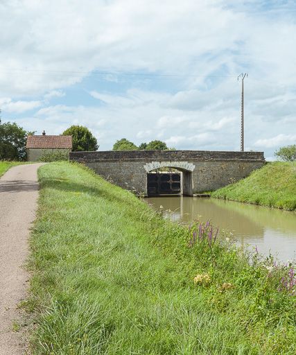 Pont sur l'écluse 23 du versant Loire, dite de la Seigne (canal du Nivernais)