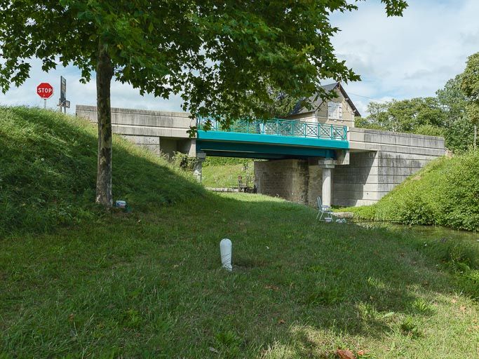 Pont sur l'écluse 25 du versant Loire, dite de Panneçot, écluse de garde (canal du Nivernais)