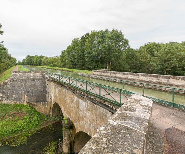 Détail du tablier rive droite et du garde-corps en métal.