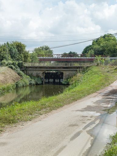 Pont routier sur l'écluse 21 du versant Seine, dite de Picampoix (canal du Nivernais)