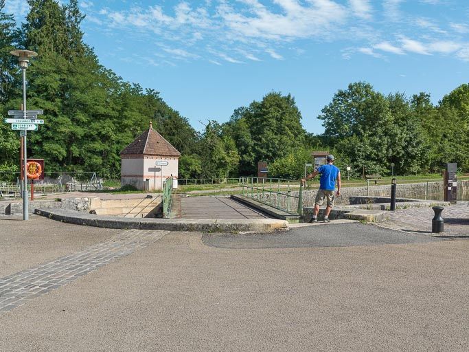 Vue du pont, manoeuvré par l'éclusier.
