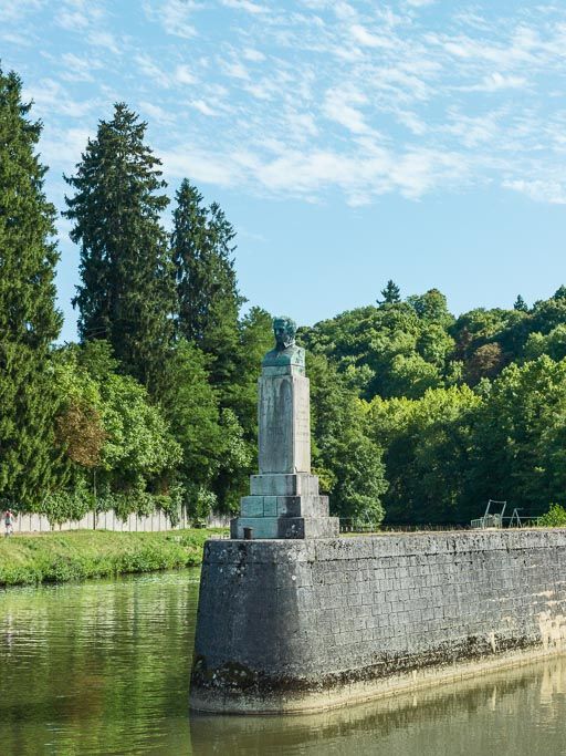 Vue du buste de Jean Rouvet, inventeur des flottages du bois, à l'entrée du pertuis. 