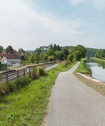 Vue du village depuis le chemin de halage du canal.