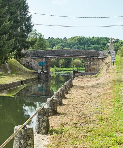 Pont sur l'écluse de garde ; pont du Saussois (canal du Nivernais)