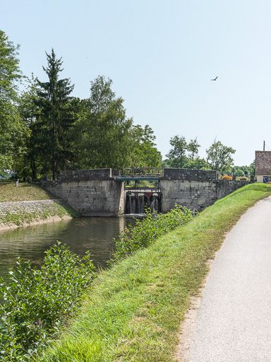 Pont sur l'écluse 73, dite de Vincelles (canal du Nivernais)