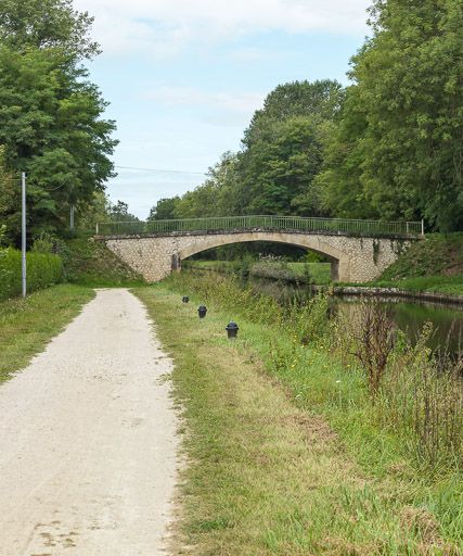 Pont routier isolé du Moulin Jacquot (canal du Nivernais)