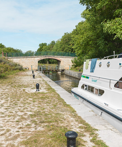 Pont sur l'écluse 02 de l'embranchement de Vermenton (canal du Nivernais)