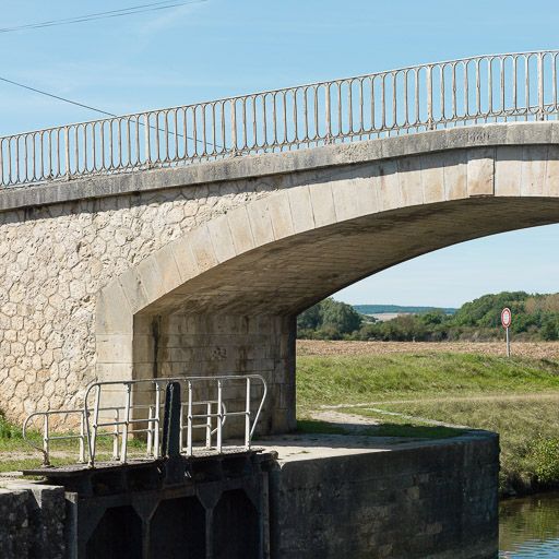 Pont sur l'écluse de garde de Vermenton (canal du Nivernais)