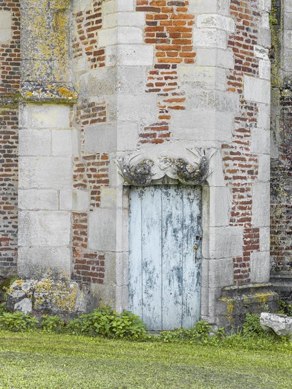 Porte de la tourelle d'escalier : détail des sirènes sur le linteau.