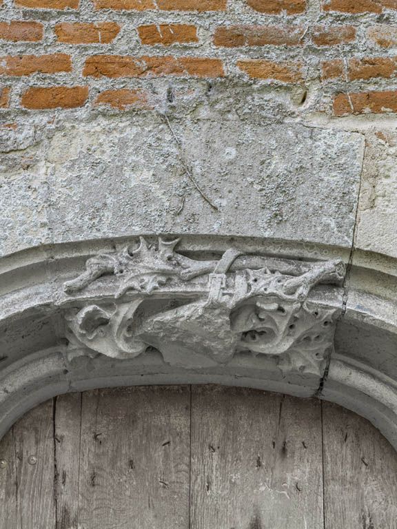 Détail de la porte de la chapelle gauche.