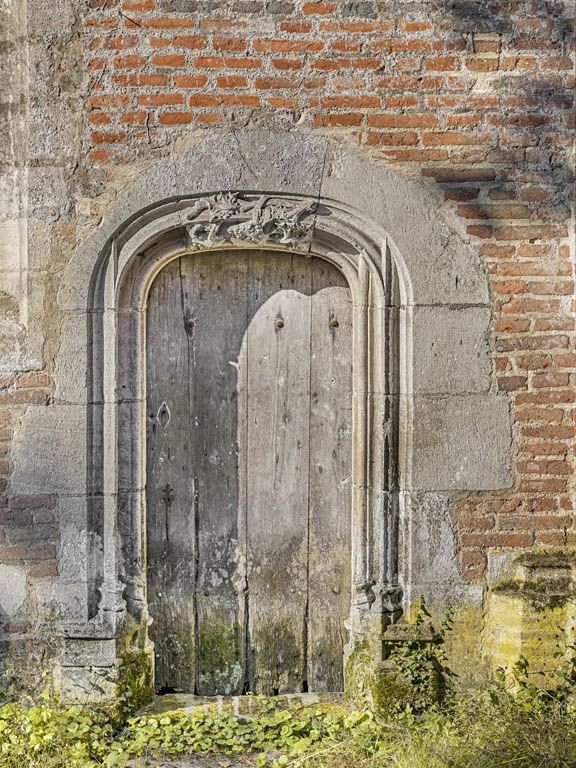 Porte de la chapelle gauche.