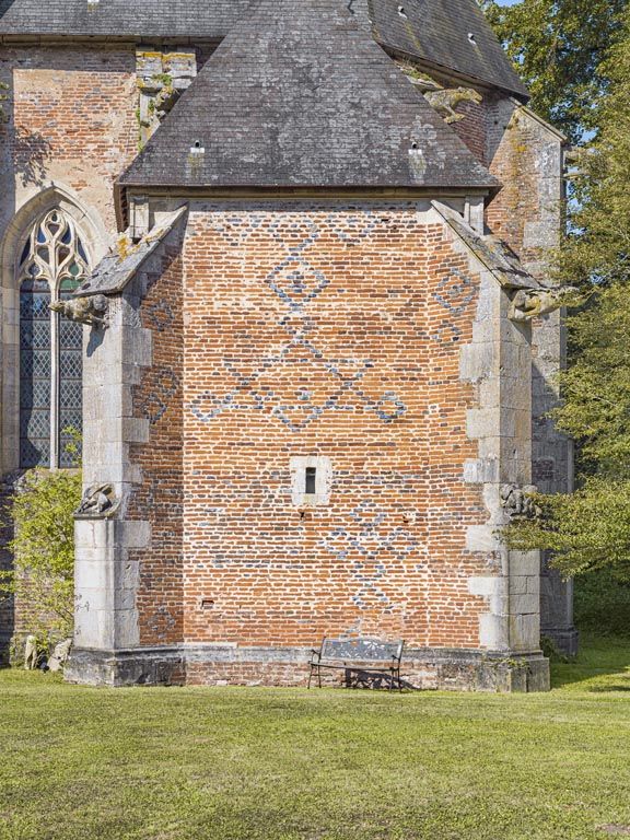 Mur exterieur de la chapelle droite.
