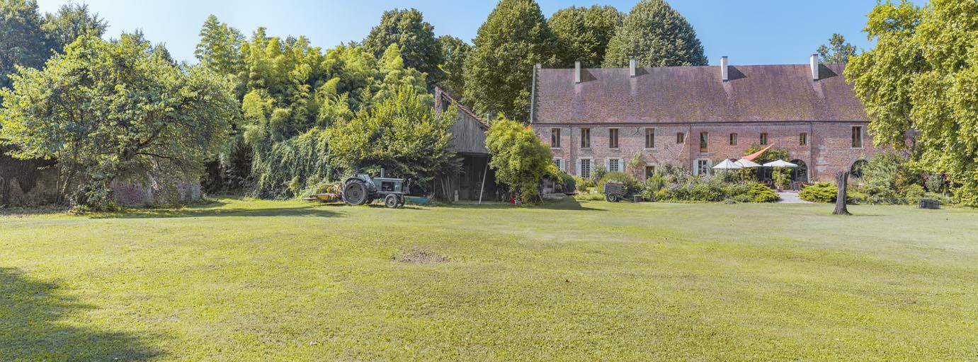 Les bâtiments de l'ancien château, vus depuis le parc.