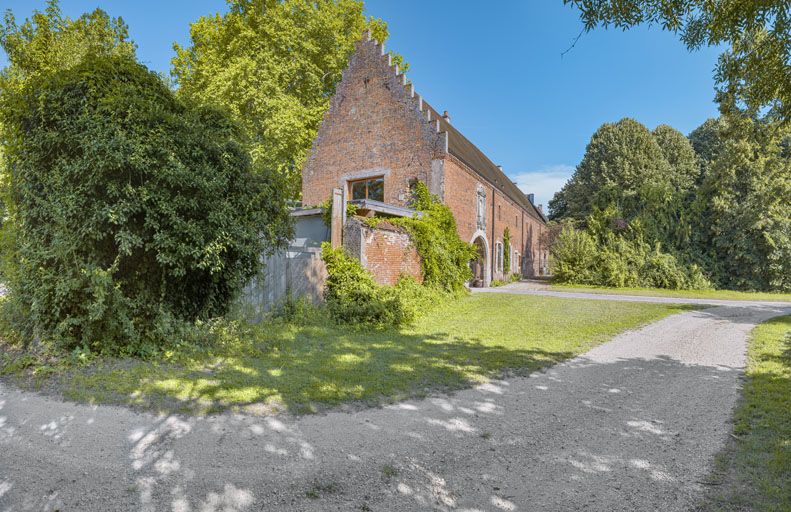 Les bâtiments de l'ancien château, vus depuis la rue.