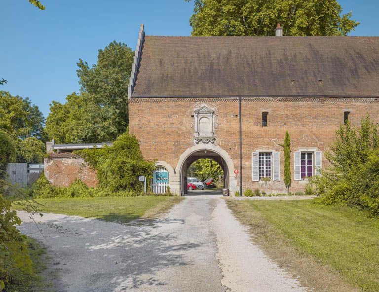 Bâtiment de l'ancien château : passage d'entrée, côté rue.