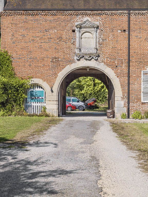 Bâtiment de l'ancien château : porte cochère et piétonne.
