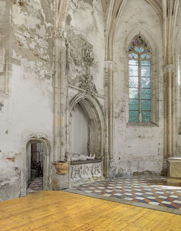 Intérieur de la chapelle : accès à la sacrisitie (chapelle gauche).