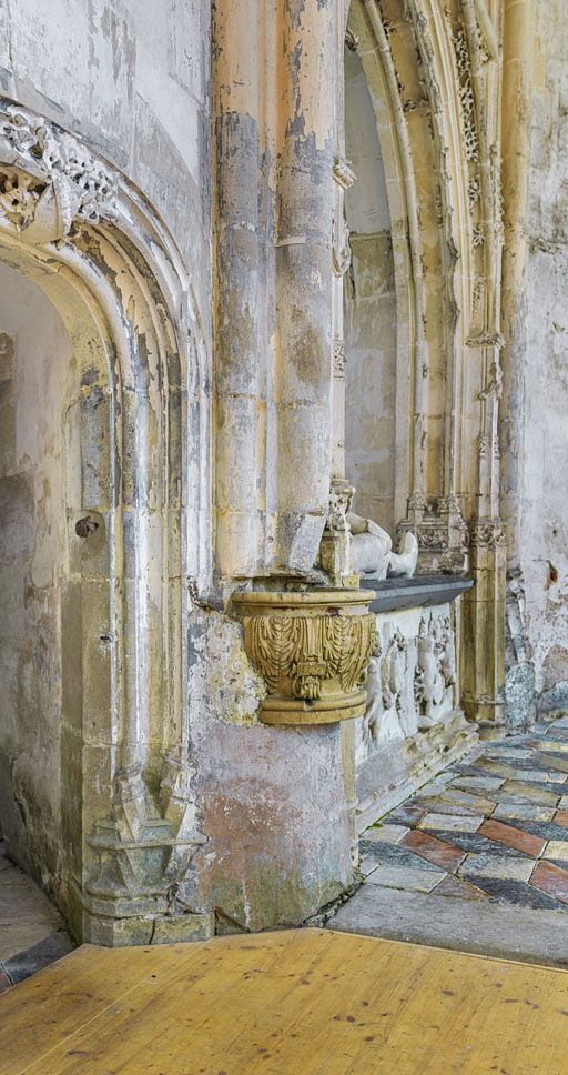 Intérieur de la chapelle : accès à la sacrisitie (chapelle gauche) et bénitier.
