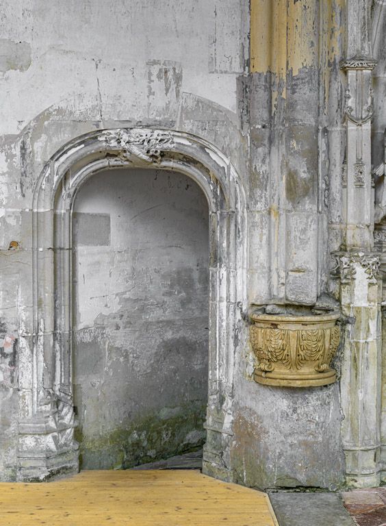 Intérieur de la chapelle : accès à la sacrisitie (chapelle gauche) et bénitier.
