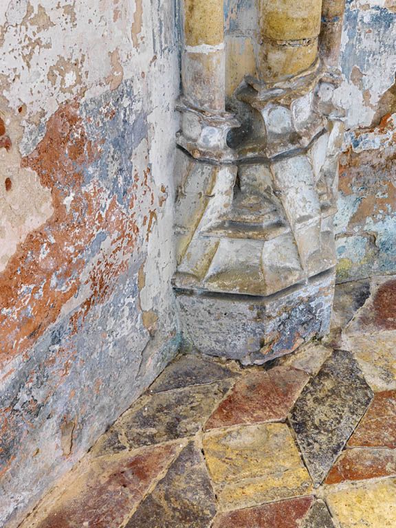 Intérieur de la chapelle : dallage du choeur et détail de la sculpture de la base des colonnes du choeur.