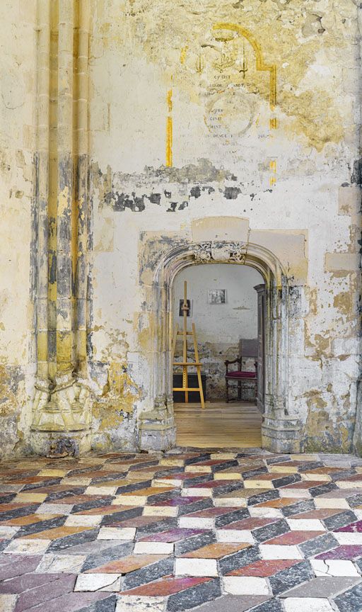 Intérieur de la chapelle : dallage du choeur et accès à la chapelle gauche, chapelle seigneuriale.