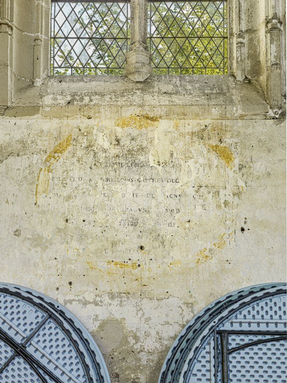 Chapelle : peinture murale de la deuxième travée de la nef sur laquelle on peut lire "BAUME LEBLANC [....] LOUIS GAUCHER DUC..." : il doit s'agir d'une peinture (funéraire?) pour Madame Adrienne-Emilie-Félicité de la Baume-Le-Blanc de La Vallière, femme de Louis Gaucher, duc de chatillon et pair de France (elle est décédée en 1812).