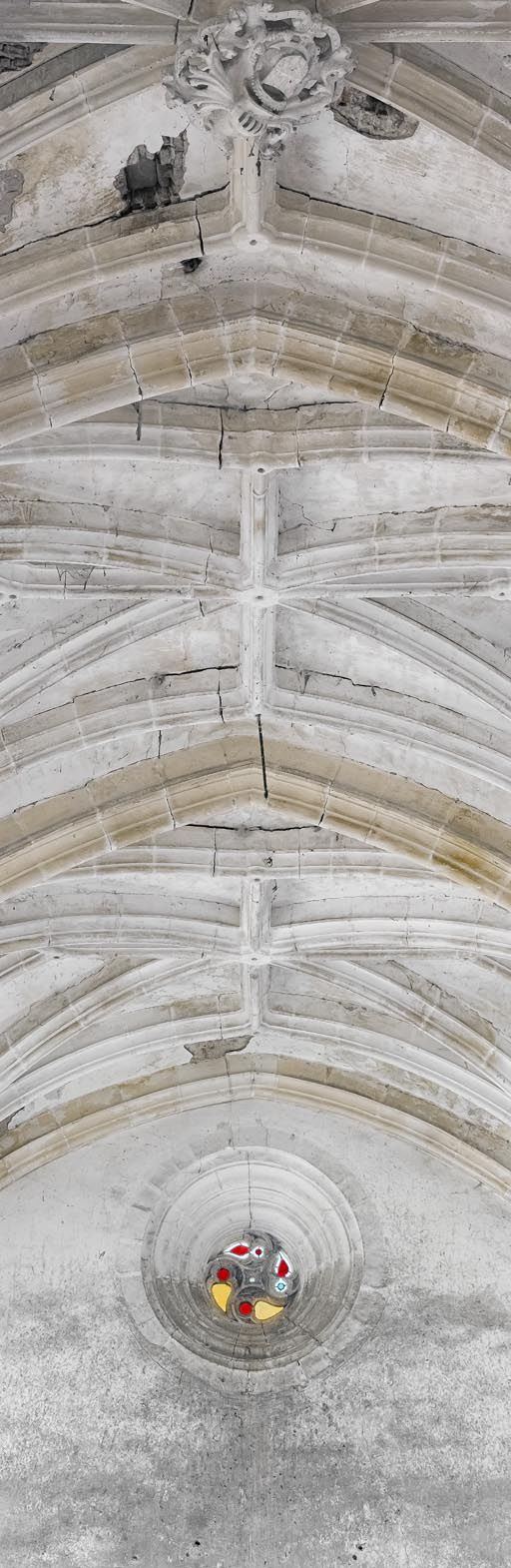 Intérieur de la chapelle : voûtes de la nef et oculus de la façade.