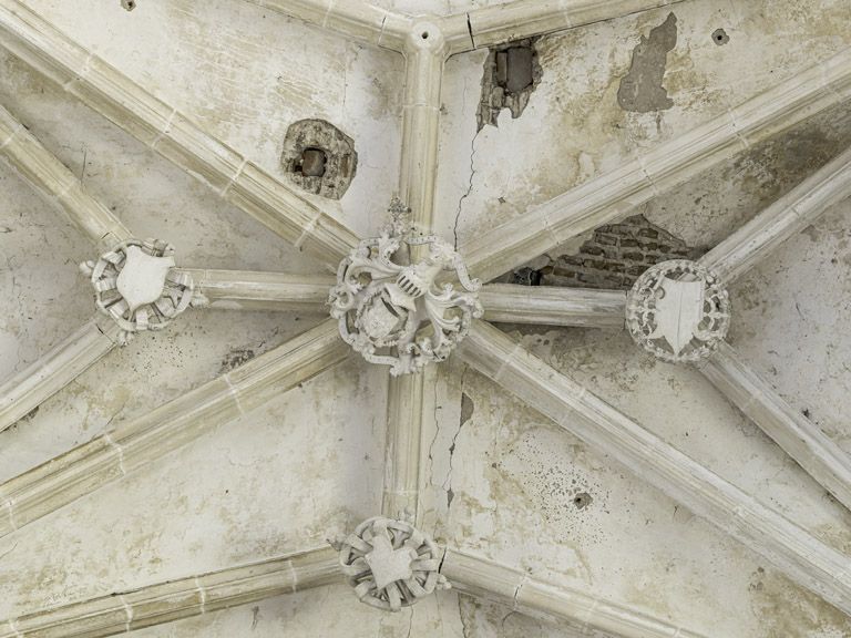 Intérieur de la chapelle : clefs de voûtes.