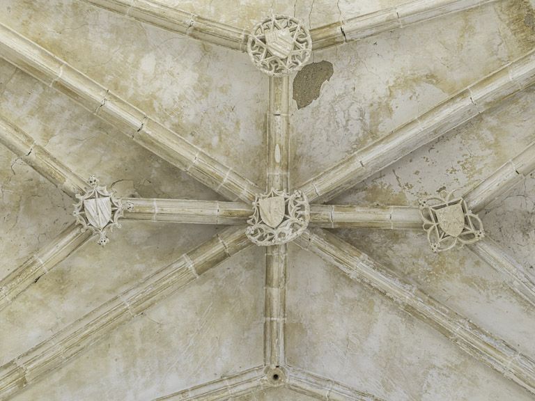 Intérieur de la chapelle : clefs de voûtes.