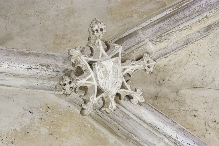 Intérieur de la chapelle : clef de voûte du choeur.