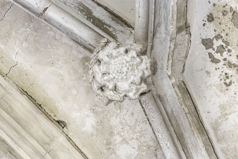 Intérieur de la chapelle : clef de voûte du choeur.