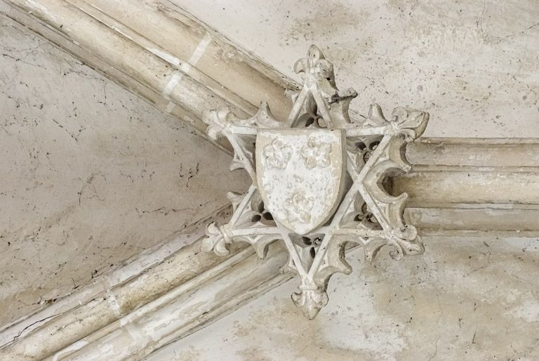Intérieur de la chapelle : clef de voûte du choeur.