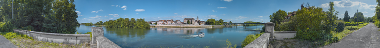 La ville de Seurre et ses quais, vus depuis l'ancienne culée du pont.