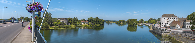 La Saône : à droite, la ville de Seurre et ses quais, à gauche, le Portail de Pouilly.