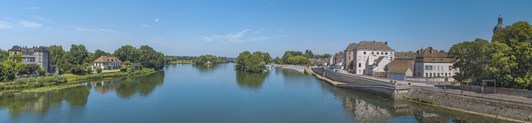 La Saône : à droite, la ville de Seurre et ses quais, à gauche, le Portail de Pouilly.
