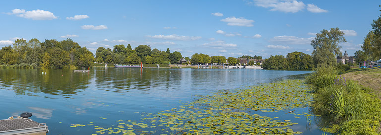 La ville de Seurre et ses quais, vus d'amont, depuis la rive droite.