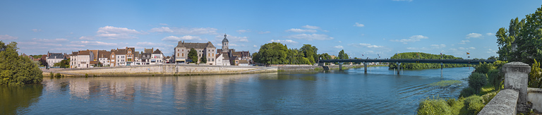 Le pont de Seurre (21). ; La ville de Seurre et ses quais et le nouveau pont, vus depuis la culée de l'ancien pont.