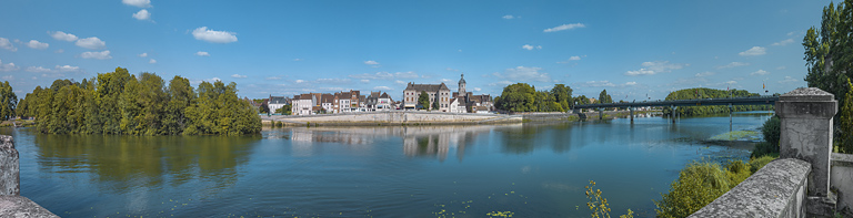 La ville de Seurre, ses quais et le nouveau pont, vus depuis la culée de l'ancien pont.