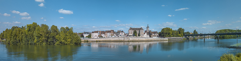 La ville de Seurre, ses quais et le nouveau pont, vus depuis la culée de l'ancien pont.