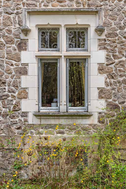 Croisée couverte d'un linteau décoré d'accolades (baie du rez-de-chaussée de la façade sud-ouest). 
