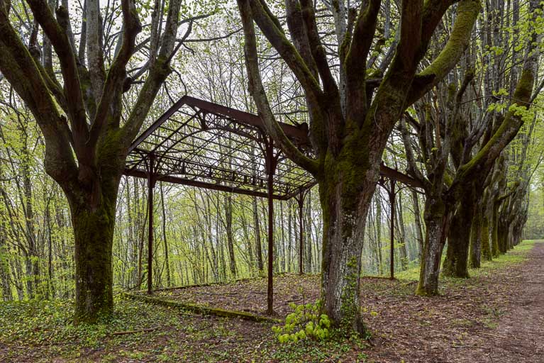 Vestiges des promenoirs d'Ernest Panz remontés sur le site de Pougues-Bellevue.