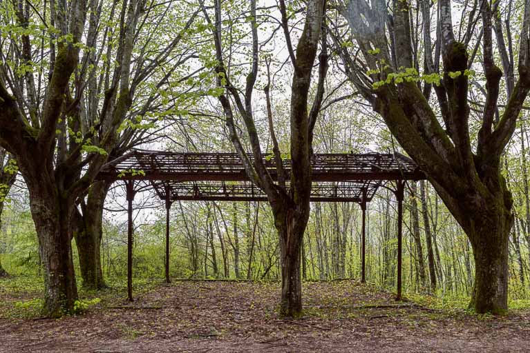 Vestiges des promenoirs d'Ernest Panz remontés sur le site de Pougues-Bellevue.