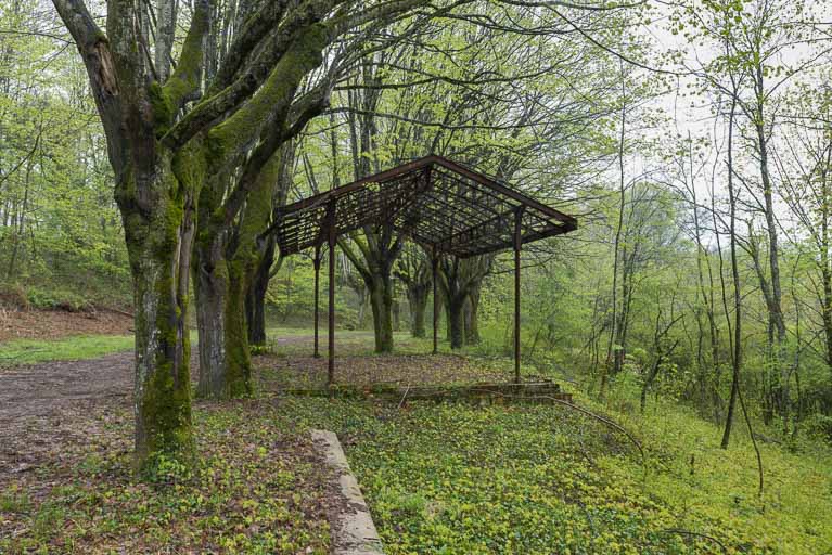 Vestiges des promenoirs d'Ernest Panz remontés sur le site de Pougues-Bellevue.