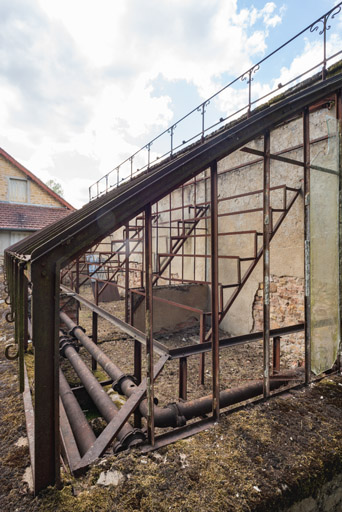 Détail des conduites (radiateurs) de l'ancien chauffage à thermosiphon.
